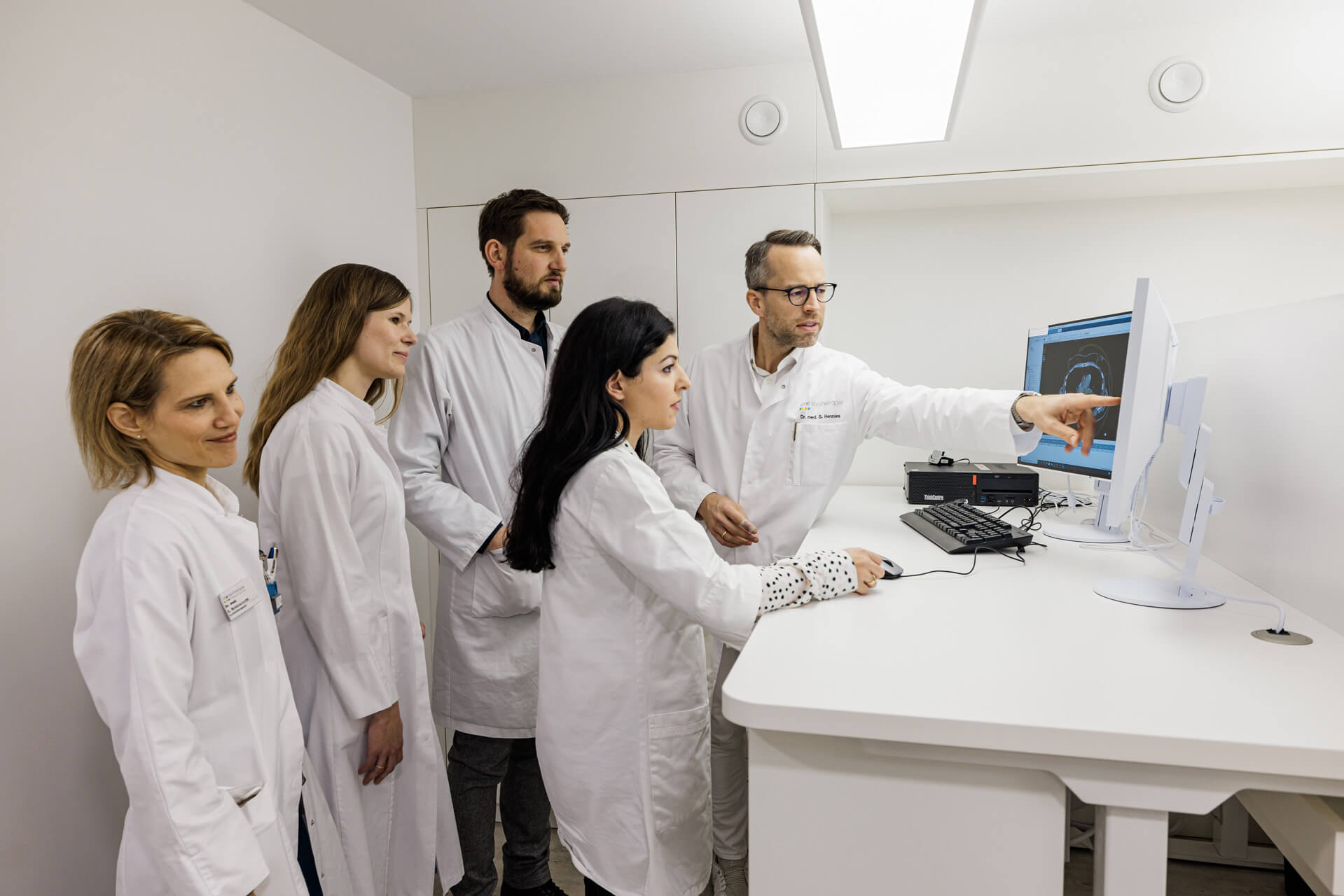 Therapie-Board mit verschiedenen Strahlentherapeuten
