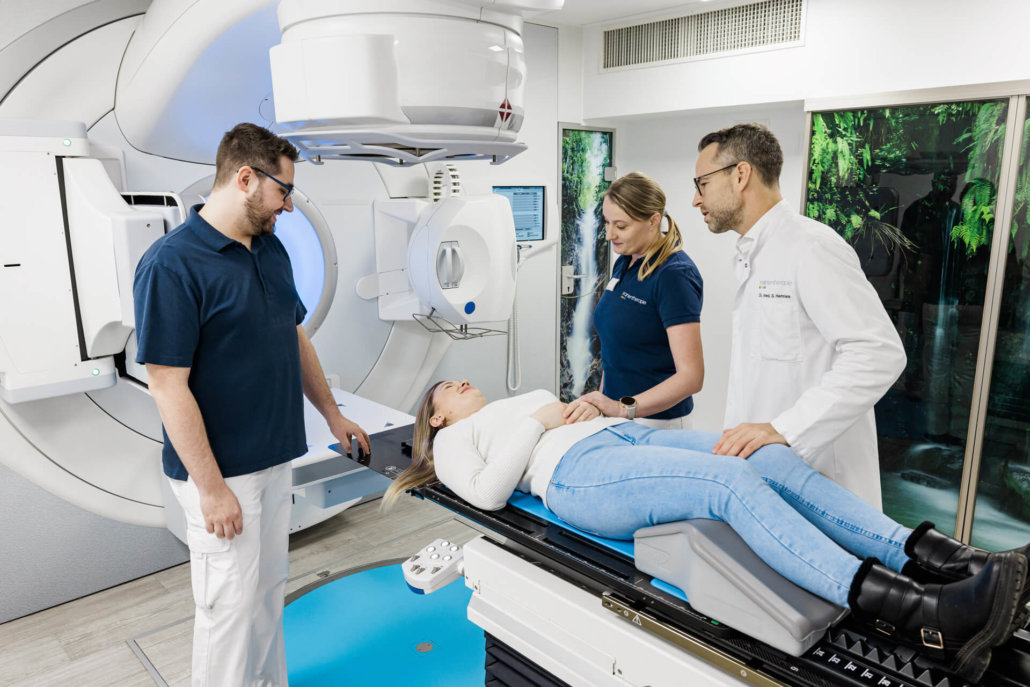 Besprechung vor Bestrahlungssitzung mit Dr. med. Hennies