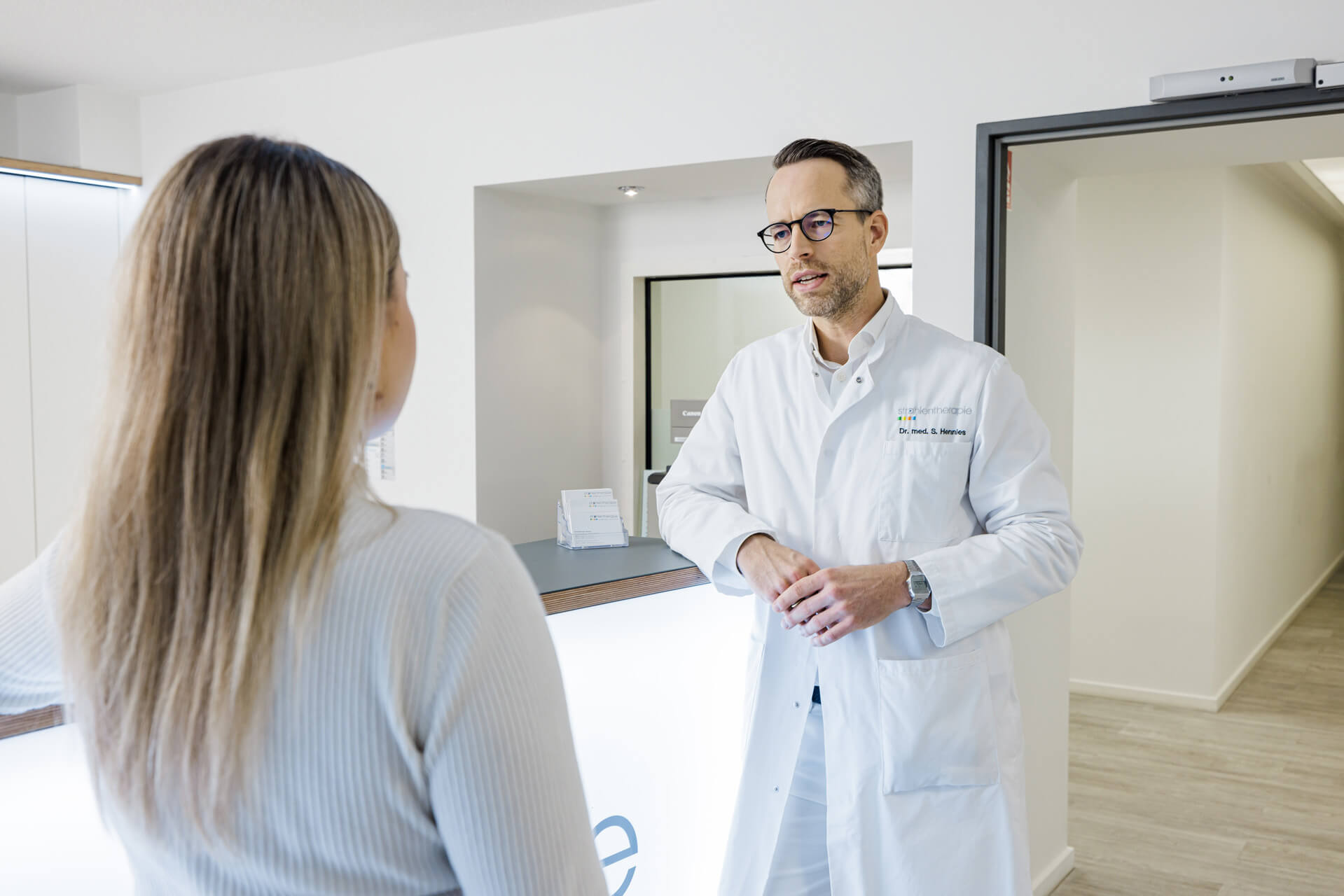 Gespräch am Empfang in der Strahlentherapie am Maximiliansplatz