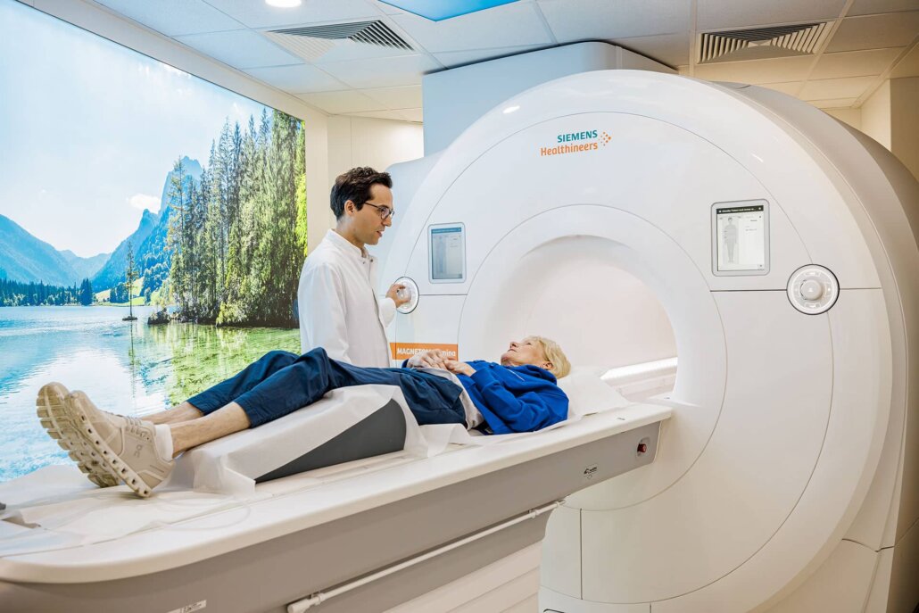 2023-12-Radiologie_Harlaching_070-1920px PD Dr. C. Behzadi führt MRT an einem Siemens Healthineers MAGNETOM Lumina an einer Patientin durch.