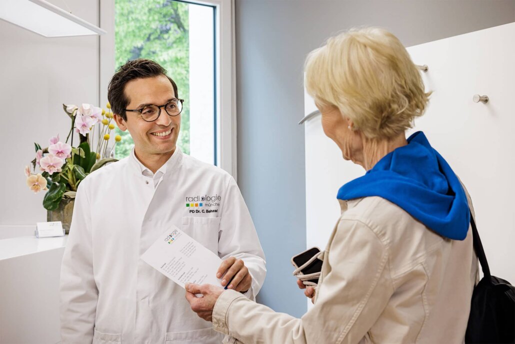 2023-12-Radiologie_Harlaching_093-1920px PD Dr. C. Behzadi berät eine Patientin zum Thema MRT (Magnet-Resonanz-Tomographie)