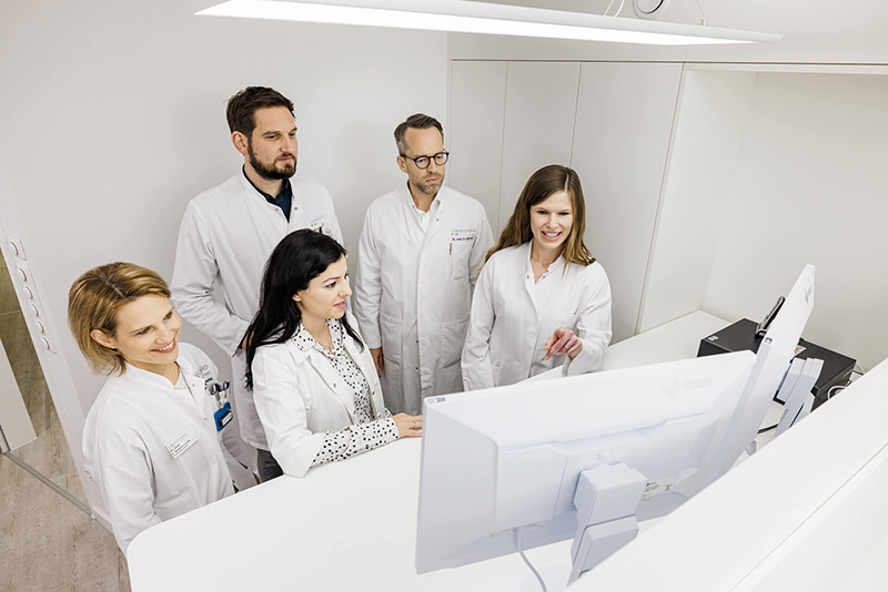 Verschiedene Radiologen und Radiologinnen der Radiologie München besprechen einen Fall