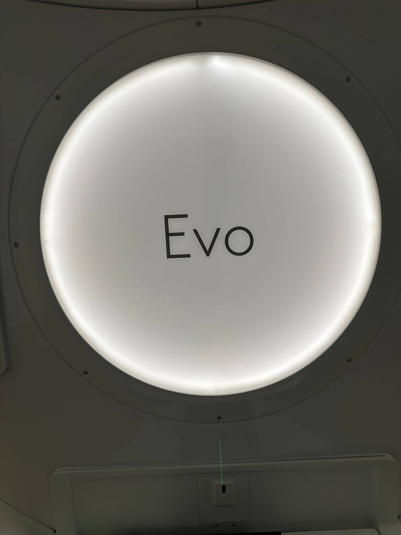 Elekta-Evo-2 Elekta Evo Typenschild des Linearbeschleunigers in München Schwabing