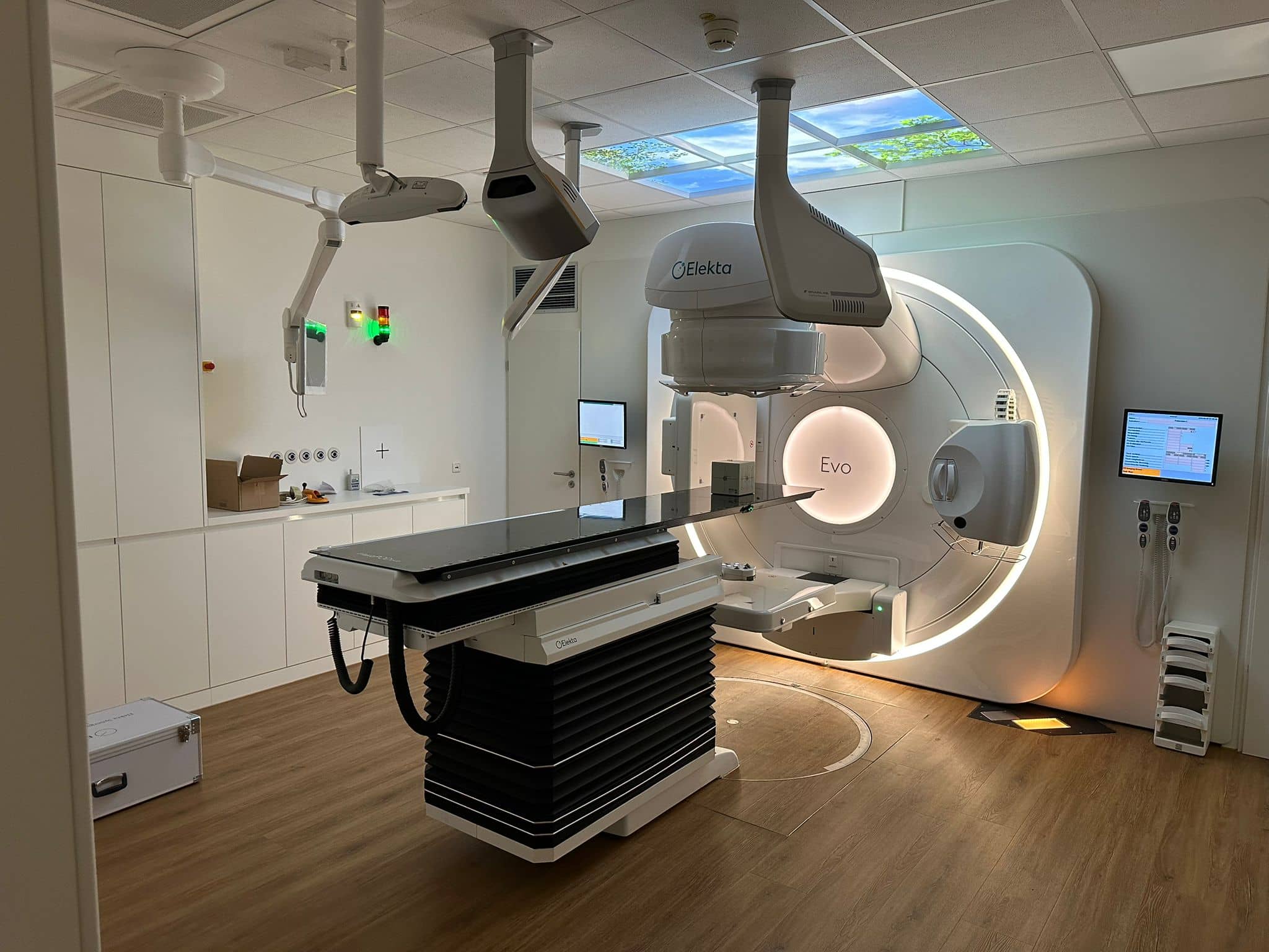 Elekta-Evo-5 Elekta Evo aktiv im Tagmodus, Seitenansicht des Linearbeschleunigers in München Schwabing