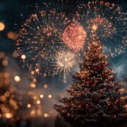 Ein geschmückter Baum mit einem Feuerwerk im Hintergrund
