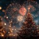 Ein geschmückter Baum mit einem Feuerwerk im Hintergrund