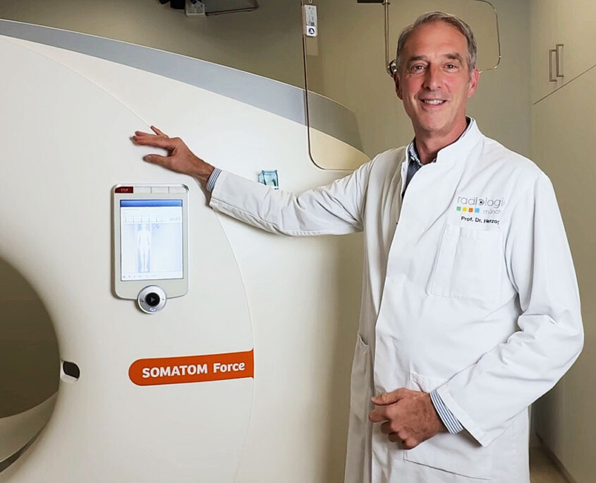 Herr Prof. Dr. Herzog vor dem neuen CT im Rotkreuzklinikum