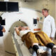 Herr Prof. Dr. Herzog vor dem neuen CT im Rotkreuzklinikum mit Patientin