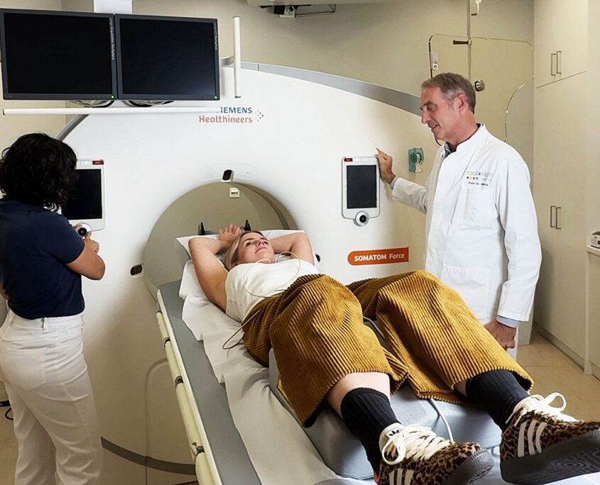 Herr Prof. Dr. Herzog vor dem neuen CT im Rotkreuzklinikum mit Patientin