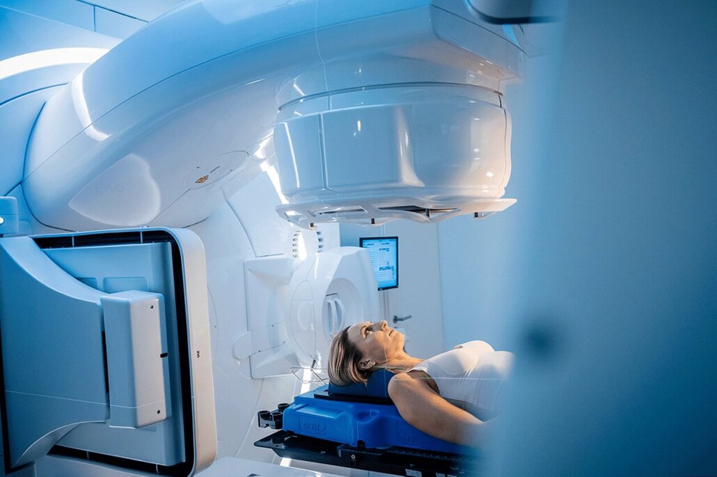 Eine Patientin im Elekta Evo Life Beam Radiologie München