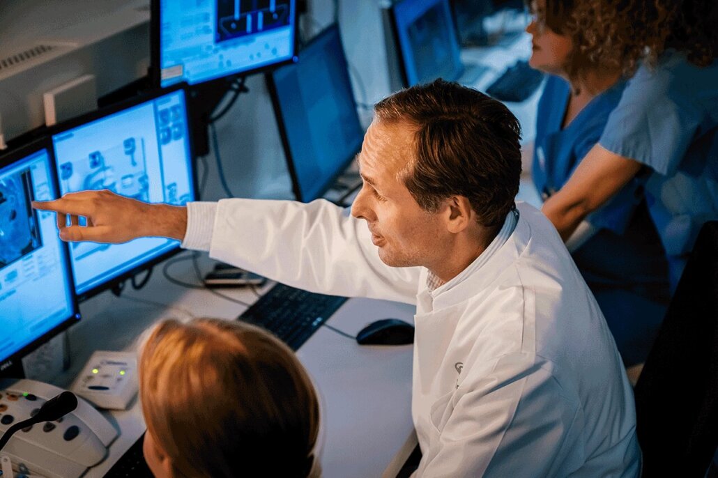 Prof. Dr. Hendrik Wolff mit Mitarbeiterinnen am Monitor zur Überwachung des Elekta Evo bei Life Beam