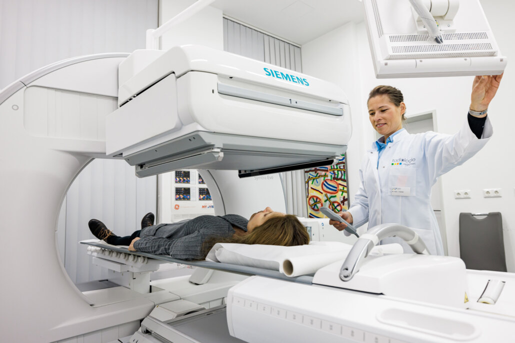 radiologie-rotkreuzplatz-behandlung-symbia-evo Bildgebung einer Patientin mit dem Symbia Evo