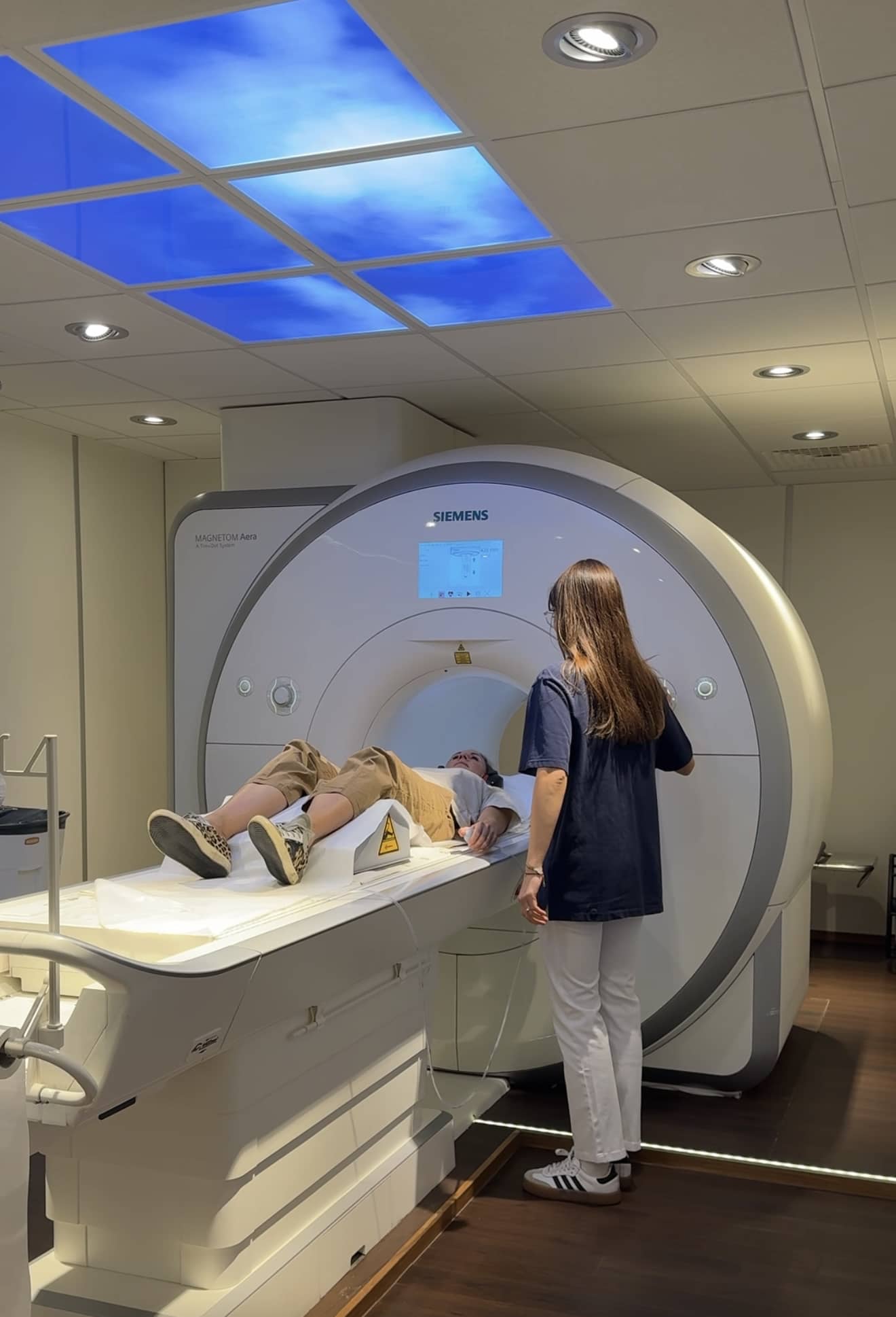 Eine Patientin im MRT zur Diagnostik bei der Radiologie München