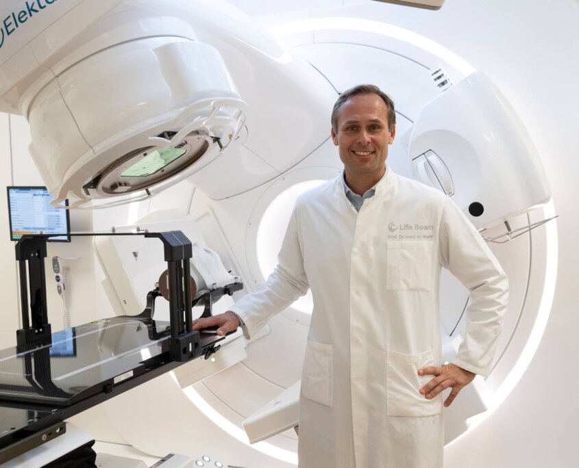 Professor Dr. Hendrik Wolff am Arbeitsplatz von Life Beam