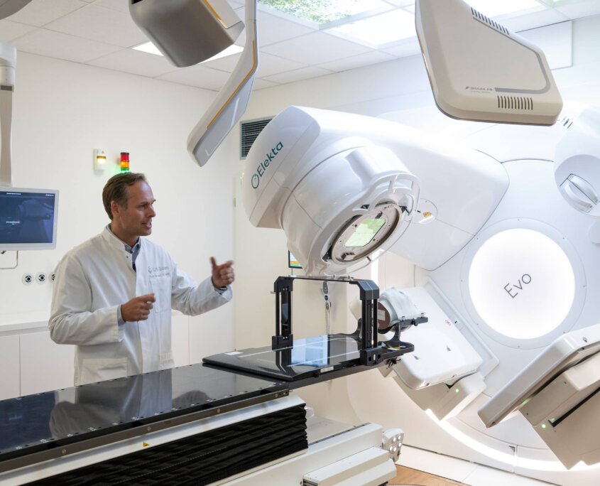 Professor Dr. Hendrik Wolff am Arbeitsplatz