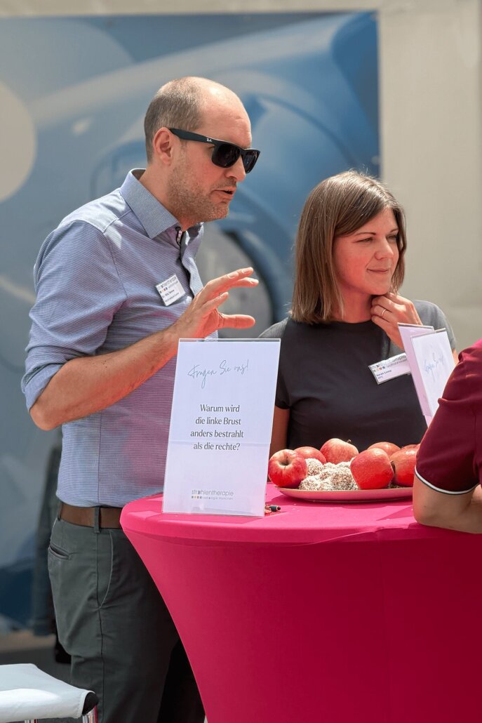 zwei Mitarbeitende der Radiologie München am Stand zum Brustkrebs-Aktionstag