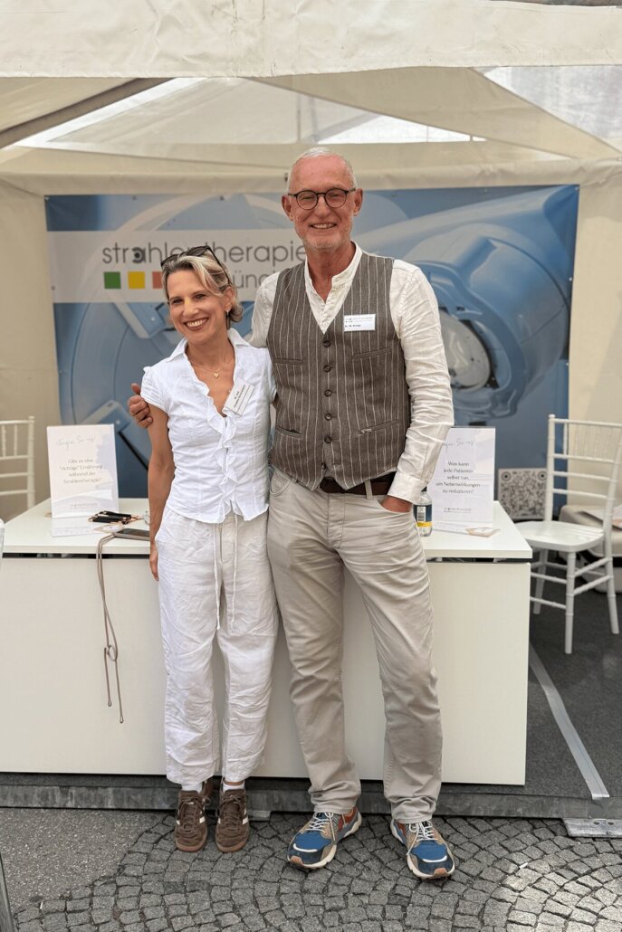 zwei Mitarbeitende der Radiologie München am Stand zum Brustkrebs-Aktionstag