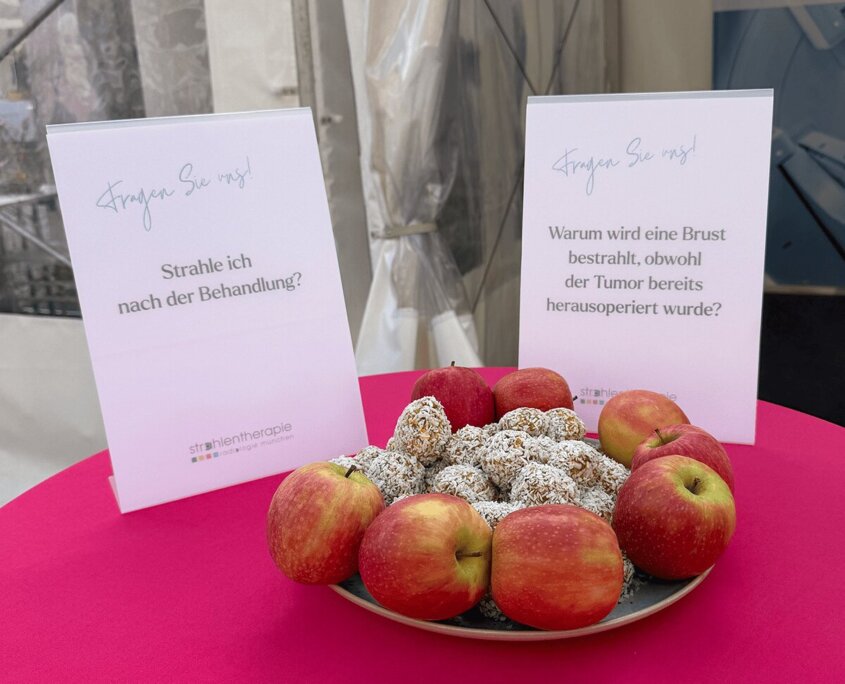 Snack-Teller der Radiologie München beim Brustkrebs-Aktionstag